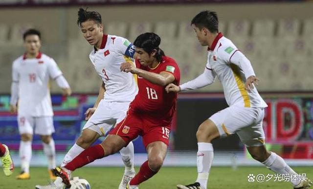 国内足球精彩对决，球员表现神勇